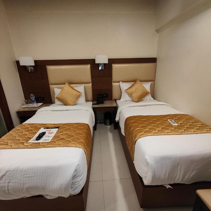 Oxford Hotel Powai ムンバイ エクステリア 写真